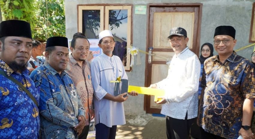 Bupati Langlat Serahkan Kunci Program Bedah Rumah