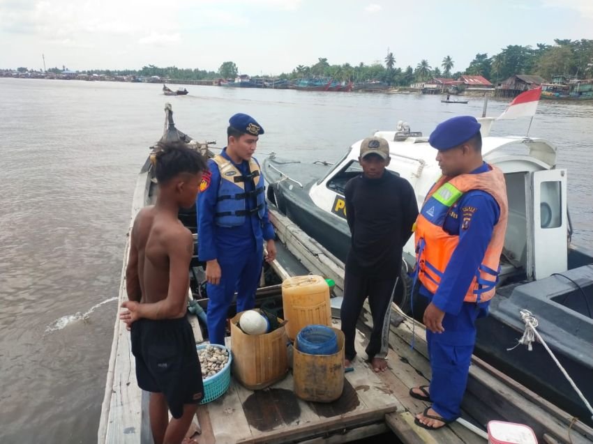 Sat Polairud Polres Tanjung Balai Periksa Kapal Tanpa Nama dan Sampaikan Pesan Keselamatan Berlayar