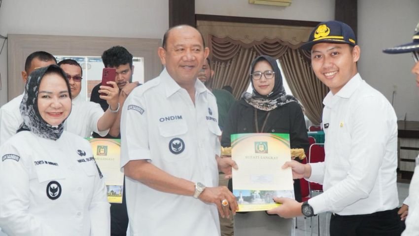 Bupati Langkat Syah Afandin Serahkan SK CPNS: Ingatkan Amanah dan Tanggung Jawab