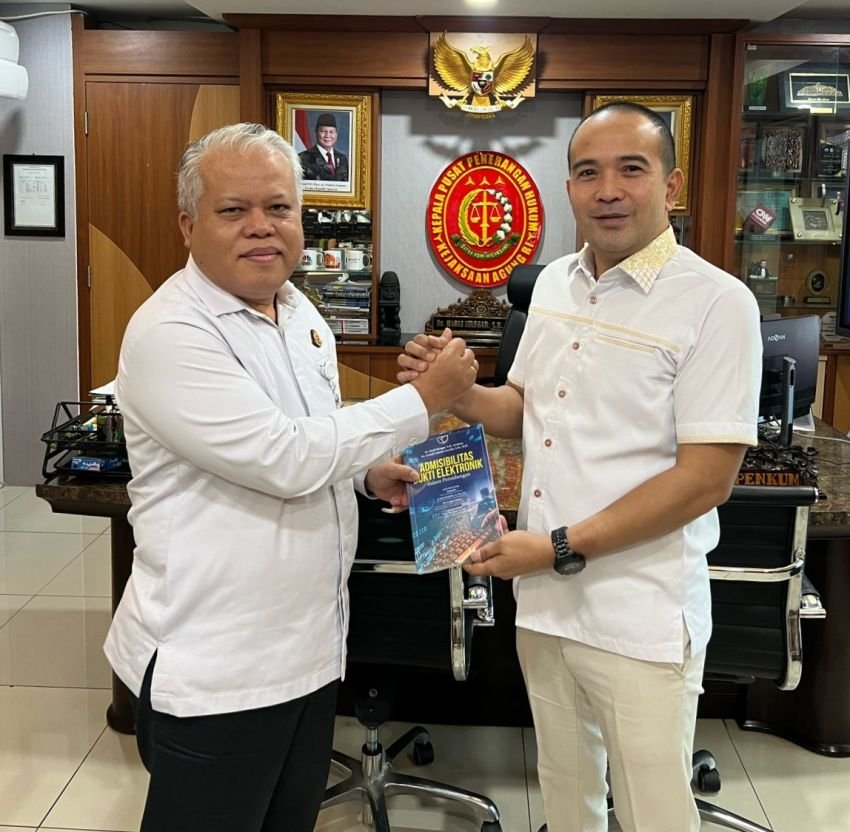 Ketua DPRD Deli Serdang Zakky Shahri Terima Buku Hukum Era Digitalisasi Tulisan Kapuspenkum Kejagung