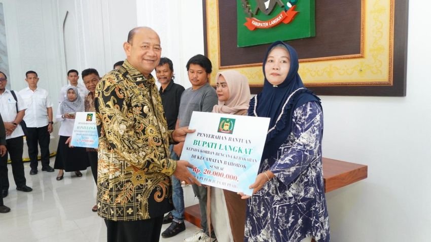 Bupati Langkat Serahkan Bantuan Rp120 Juta untuk Korban Kebakaran di Bahorok