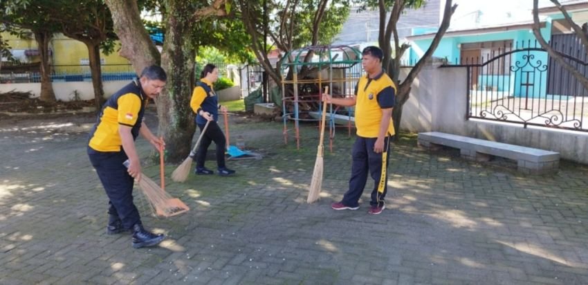 Jelang Paskah, Polrestabes Medan dan Polsek Se-Jajaran Gotong Royong Bersih-bersih Gereja