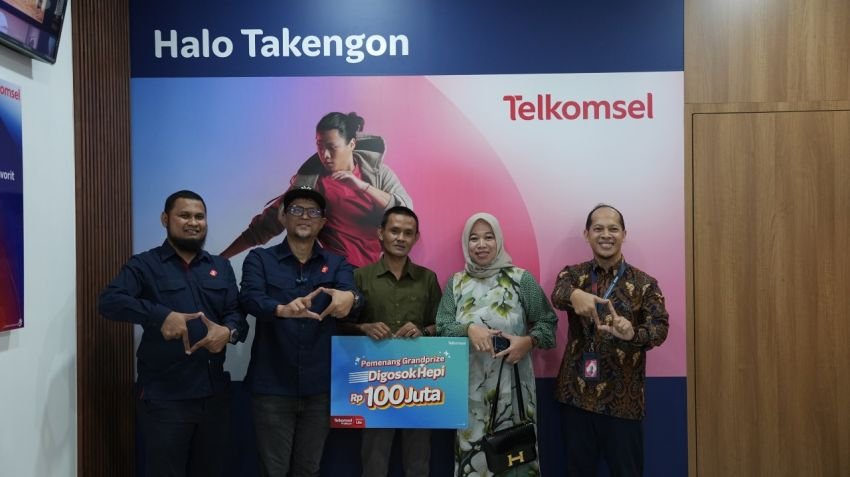 Program Digosok Hepi kepada Pelanggan di Aceh, Telkomsel Serahkan Hadiah Grand Prize Rp. 100 Juta