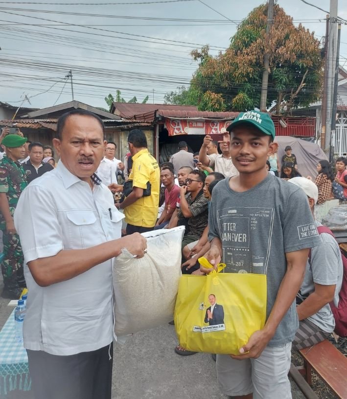 Anggota DPR RI Kombes (Purn) Dr Maruli Siahaan SH.MH berikan Bantuan Warga Korban Kebakaran di Medan