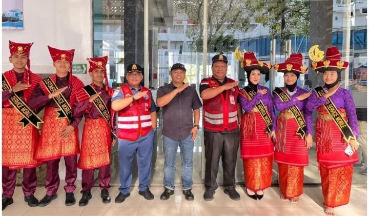 Petugas CSM Berbusana Adat Sambut Penumpang di Terminal Penumpang Bandar Deli Pelabuhan Belawan