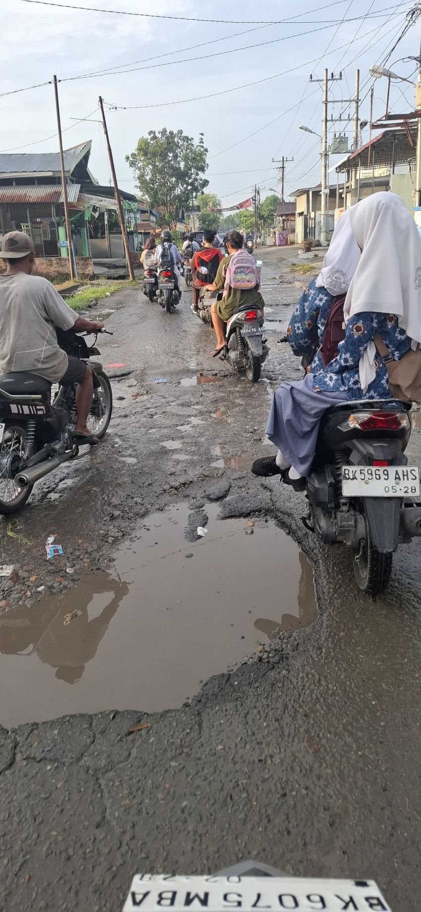 Jalan Rusak Parah di Desa Sei Rotan, Warga Desak Bupati Deli Serdang Turun Tangan