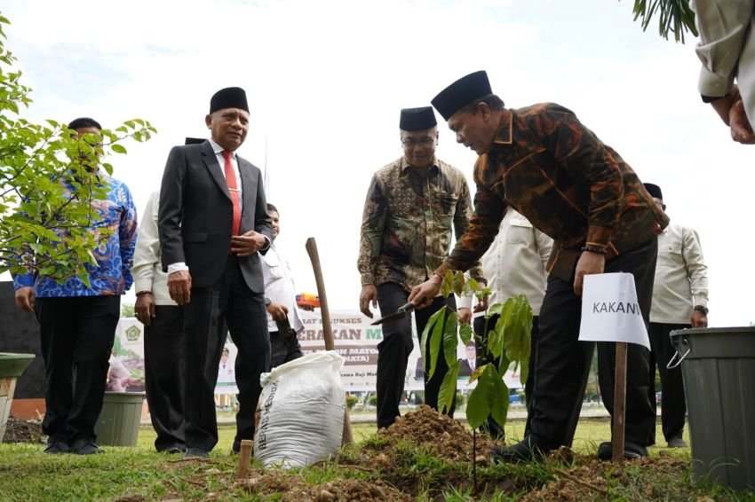 Kakanwil Kemenag Sumut Bersama Wagubsu Sukseskan Gerakan Penanaman 1 Juta Pohon Matoa