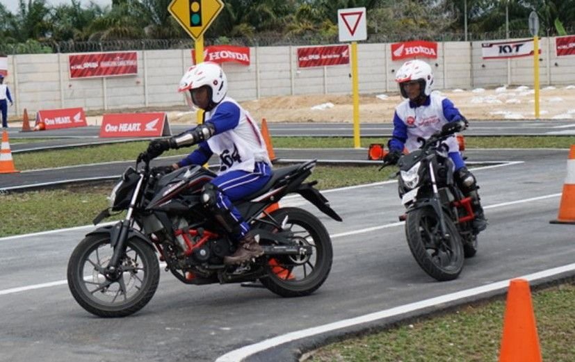 Pahami Etika Menyalip di Jalan untuk Cari Aman