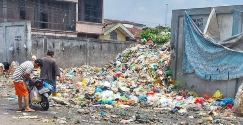 Camat Percut Tak Peduli Tumpukan Sampah di Jalan Garuda, Warga Resah "TPS" Keluarkan Bau Tak Sedap