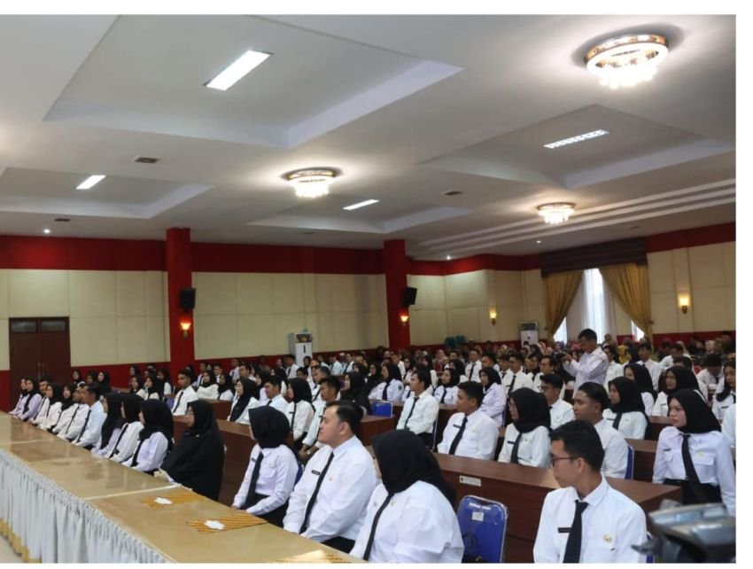 Bupati Tapsel serahkan 150 SK CPNS