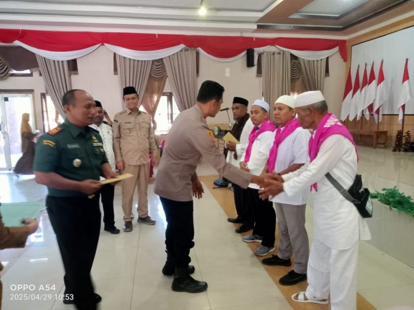 Kapolres Pakpak Bharat Di Wakili Waka Polres Hadiri Acara Pemberangkatan Dan Tepung Tawar Jemaah Haji Kabupaten Pakpak Bharat