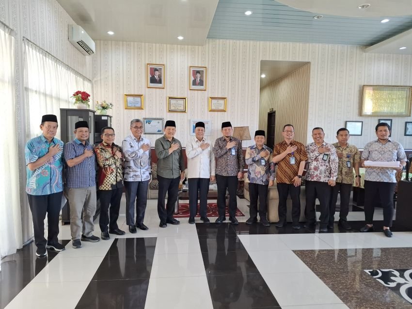 Kakanwil Kemenagsu Terima 8.328 Handuk dari PDAM Tirtanadi untuk Jemaah Haji Sumut