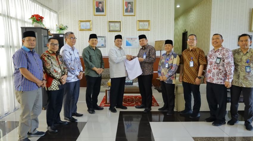 Perumda Tirtanadi Serahkan 8.328 Handuk Untuk Jamaah Haji Embarkasi Medan