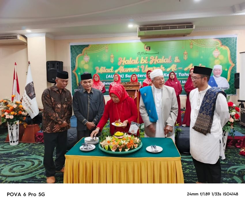 KH Zulfikar Hajar Dukung Dra Hj Nuraidah Terus Berdakwah Lewat AUMIN