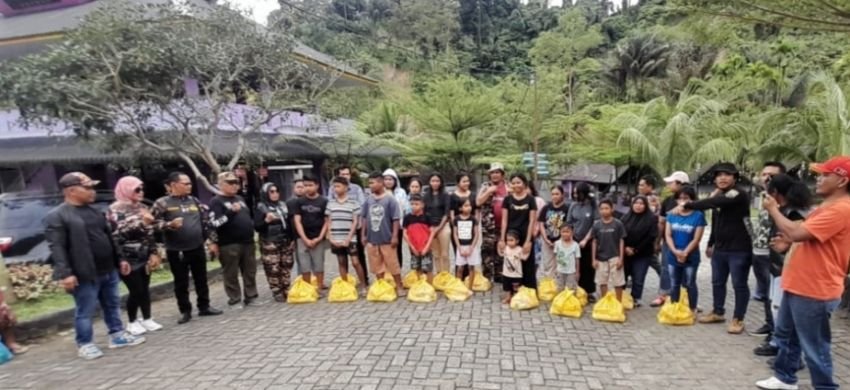 Bikers FKPPI Korsa Sumut saat Touring Bagi-bagi Sembako ke Anak Yatim
