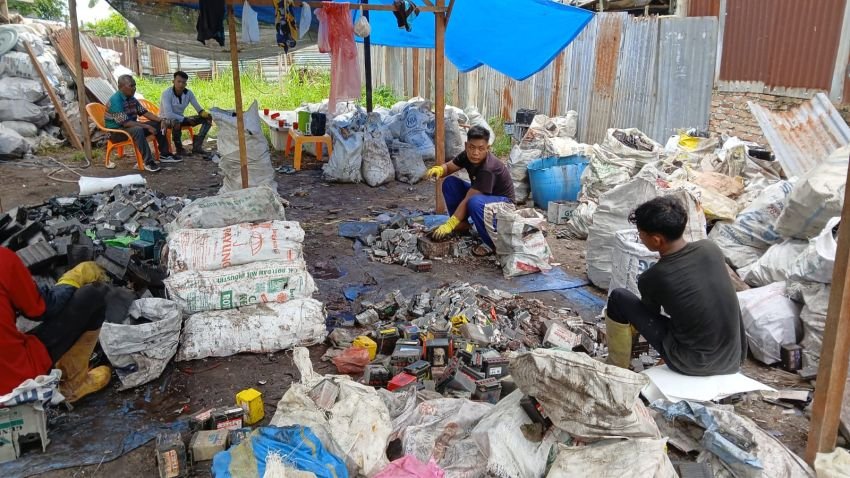 Dihadang Ratusan Mamak Anak, Limbah B3 Barang Bukti Gakkum LH Propsu Berserak