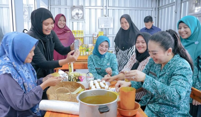 Airin Rico Waas Kunjungi UP2K Jamu Dapoer Niswah di Medan Marelan