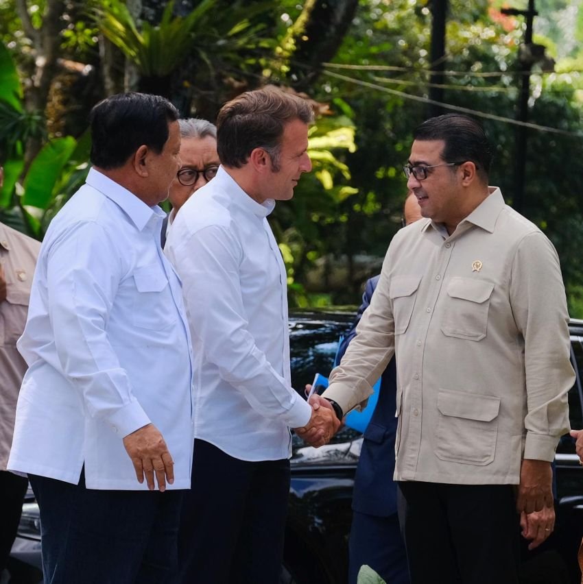 Menteri Ekraf Sambut Kedatangan Presiden Macron di Candi Borobudur