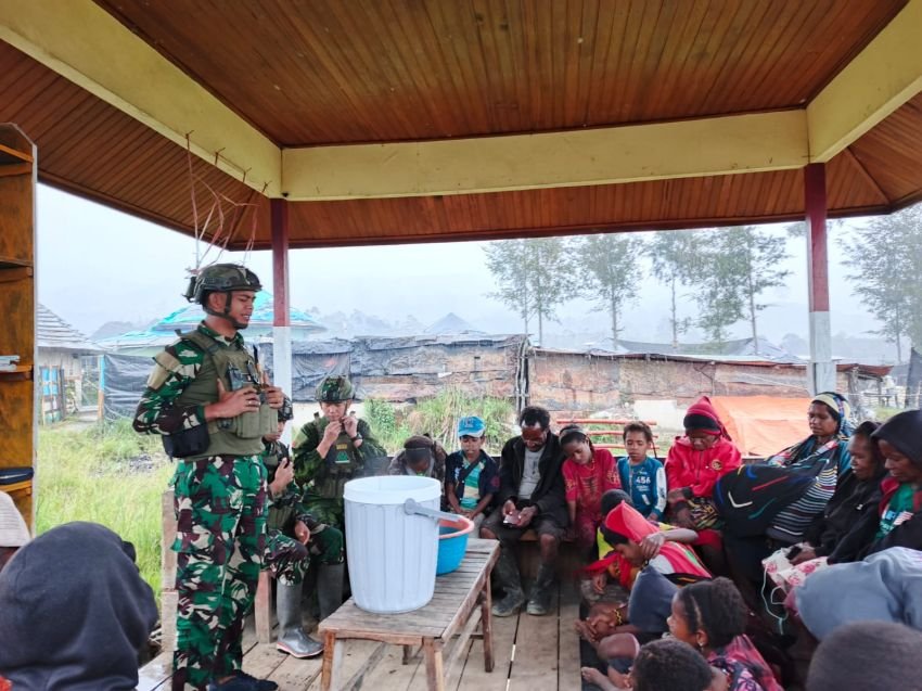 Kehangatan Iman di Eromgobak: TNI dan Warga Bersujud dan Berbagi Berkah