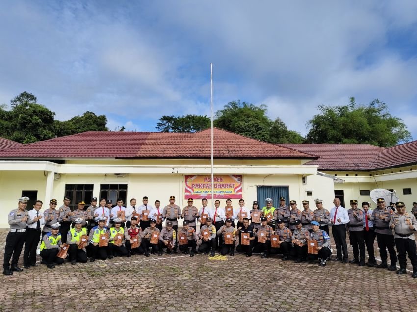 Kapolres Pakpak Bharat Berikan Reward Kepada 30 Personil  Berdedikasi Tinggi dan Berprestasi