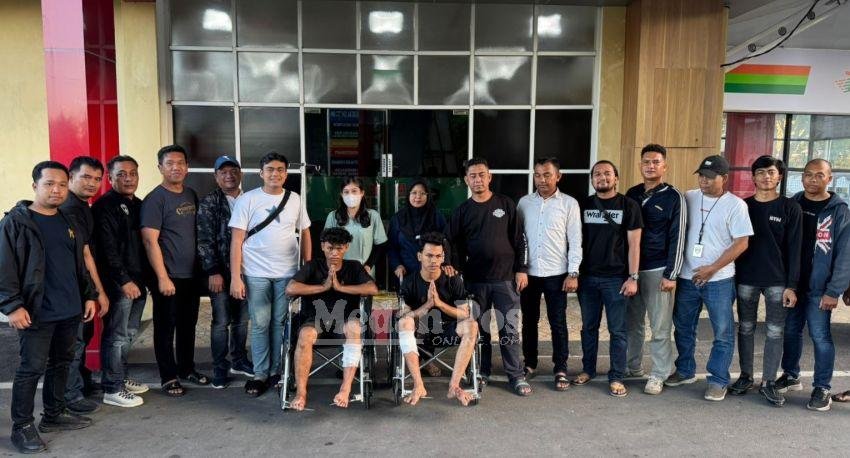 Penampakan 2 Pembunuh Terapis Terduduk di Kursi Roda RS Bhayangkara dengan Kaki Diperban