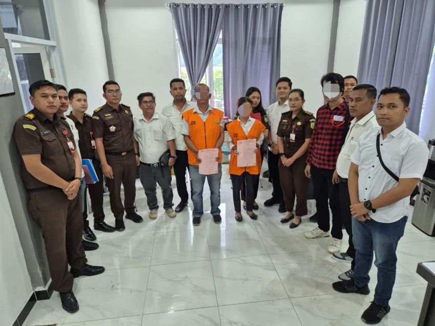 Polres Samosir Serahkan Tersangka dan Barang Bukti Dugaan Tindak Pidana Korupsi Dana Desa Sampur Toba ke Kejaksaan