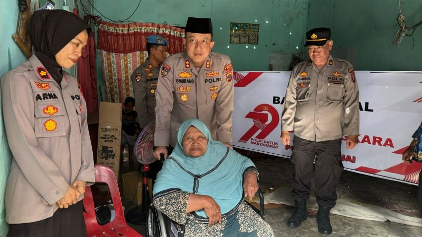 Sambut Hari Bhayangkara Ke 79 Kapolres Binjai Serahkan Kursi Roda