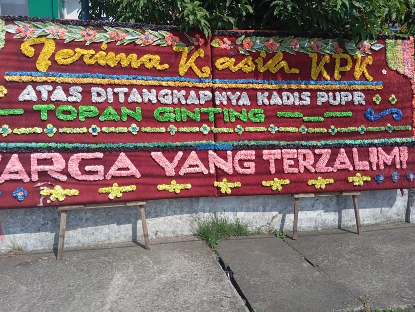 Terimakasih KPK!: Warga Medan 'Rayakan' Penangkapan Topan Obaja Putra Ginting