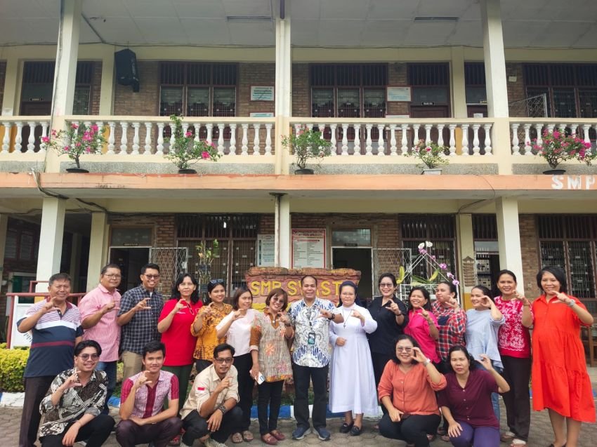 Akademisi Unimed Dr. Dionisius Sihombing Bekali Guru SMP Assisi Medan Tentang Deep Learning dan Penyusunan Modul Ajar Terintegrasi Nilai-Nilai FCJM