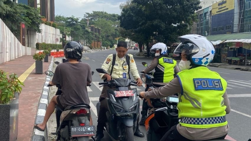 Urai Kemacetan Arus Lalu Lintas, Srikandi Polrestabes Medan Patroli dari Pagi Sampai Sore