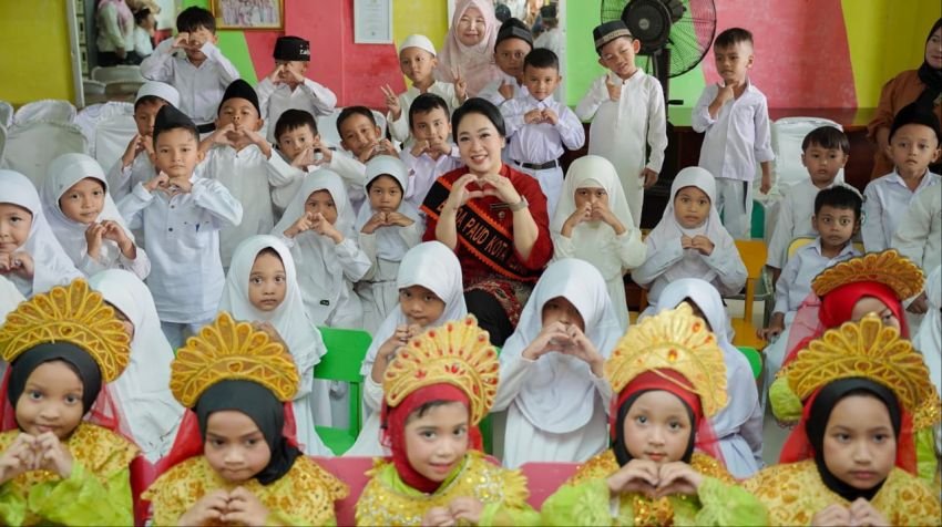 Airin Rico Waas Berikan Makanan Tambahan di TK Azhura Rengas Pulau