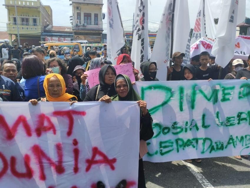 Ratusan Relawan Datangi Poldasu Desak Penghina Bobby serta Keluarga Ditangkap