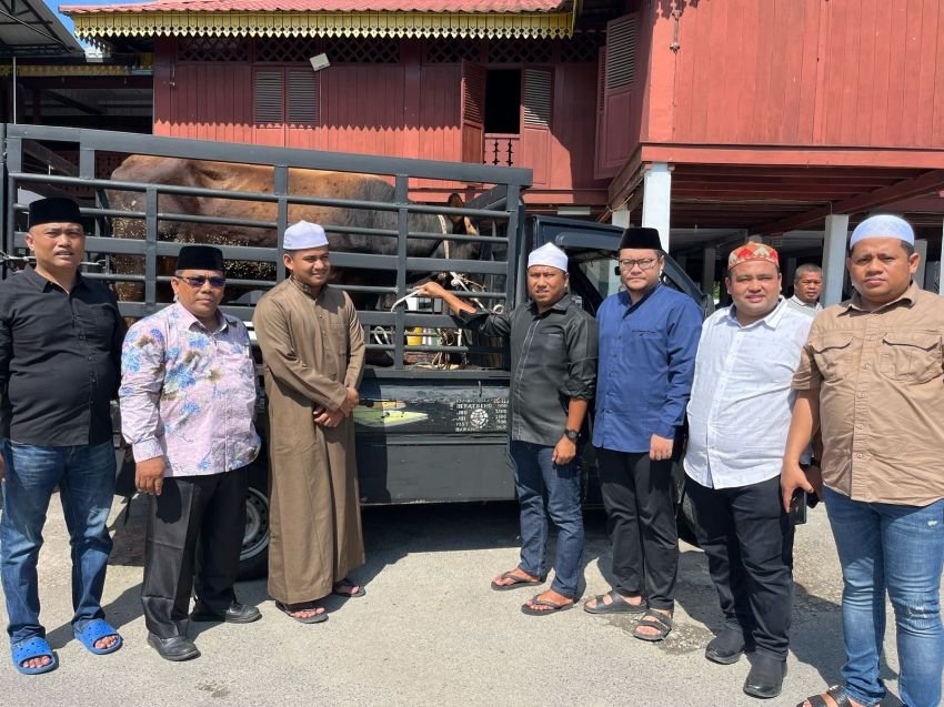 H. Sugiat Santoso Kurban Sapi di Persulukan Besilam Kab. Langkat