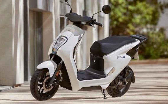 Tampil Kece, Ini Cara Cuci Motor Listrik Yang Benar