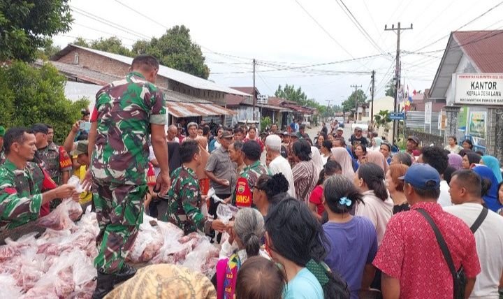 Pangdam I/BB Salurkan Daging Qurban ke Pancur Batu, Masyarakat Non Muslim Juga Kebagian