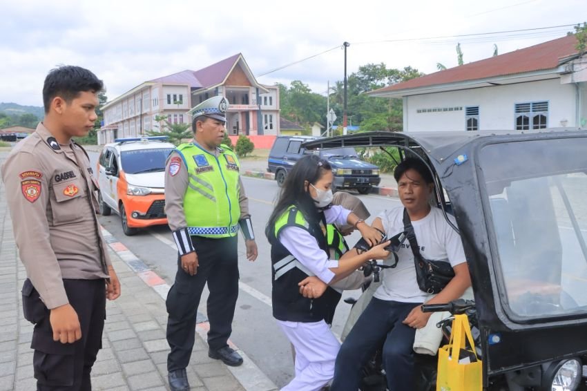Dokkes dan Sat Lantas Polres Samosir Bakti Sosial Menyambut Hari Bhayangkara ke-79