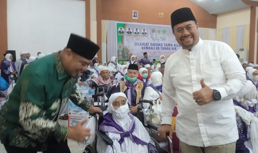 Ketua PPIH Bersama Bupati Batubara Sambut Kedatangan Jemaah Haji Kloter 12