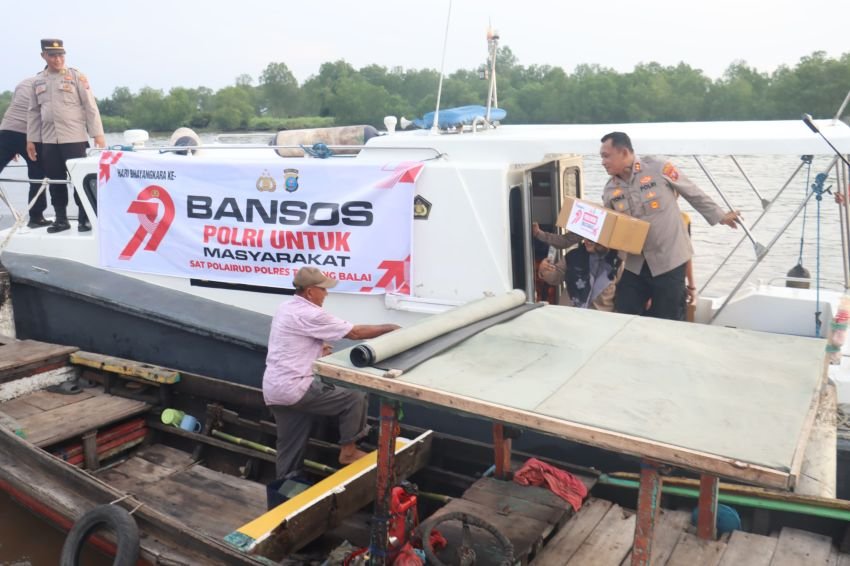 Sambut HUT Bhayangkara ke-79, Polres Tanjungbalai Gelar Bhakti Sosial dan Salurkan Sembako untuk Nelayan