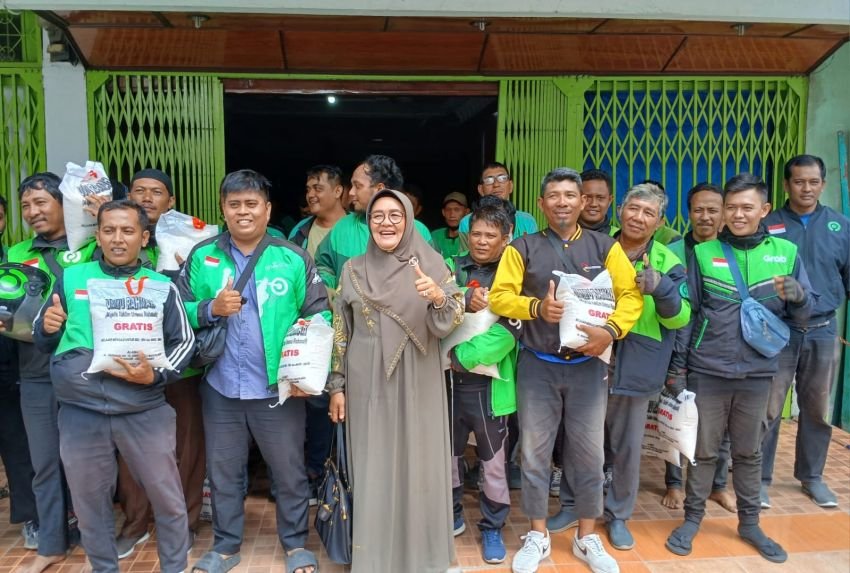 Majelis Taklim Ummu Rahmah Berbagi Sembako Dengan Driver Gojek Dan Grab