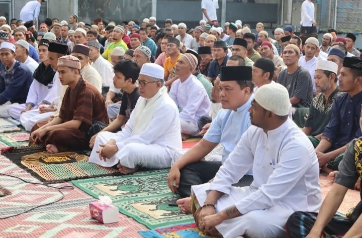 Kalapas Pancur Batu Bersama Warga Binaan Laksanakan Sholat Ied Dan Pemotongan Hewan Qurban