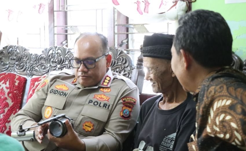 Kombes Pol Gidion Kunjungi Rumah Kakek Disabilitas Korban Penipuan dan Pencurian