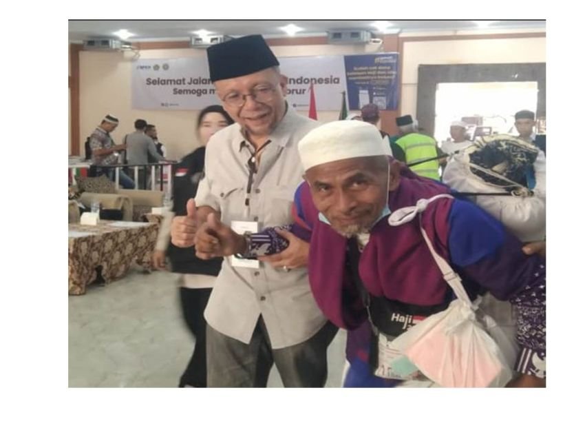 H. Candra Lubis Sambut Kedatangan Jemaah Haji Lansia Asal Muara Batang Gadis.
