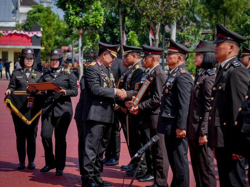 Moment HUT Bhayangkara ke 79, Polda Sumut Berikan Penghargaan Kepada 56 Personel Berprestasi