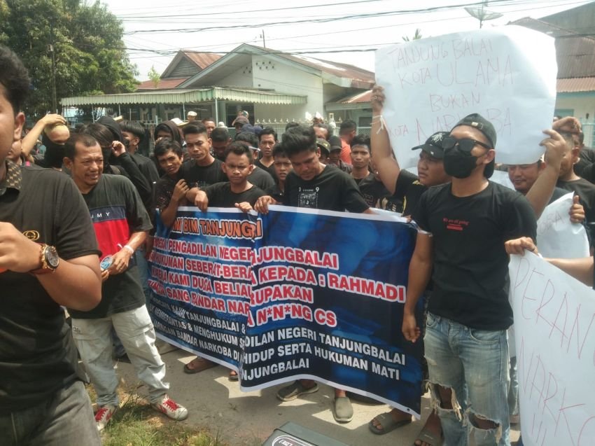 BIM Kota Tanjungbalai Gelar Aksi Damai di Kantor Kejaksaan Negeri dan Pengadilan Kota Tanjungbalai, Minta Tersangka Narkoba "R" di Hukum Seadil- Adiln