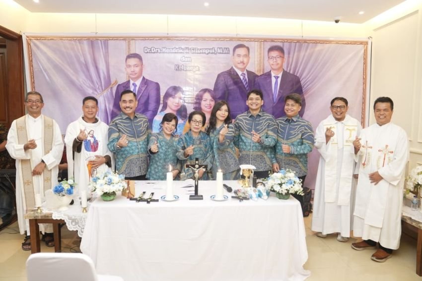 Keluarga Hendrik Sitompul Syukuran HUT ke-31 Pernikahan, Pemberkatan Rumah, dan Raih Gelar Doktor