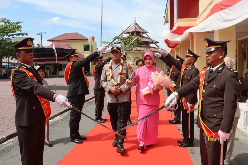 Tradisi Pedang Pora Warnai Pelepasan Kapolres Tanjungbalai AKBP Yon Edi Winara