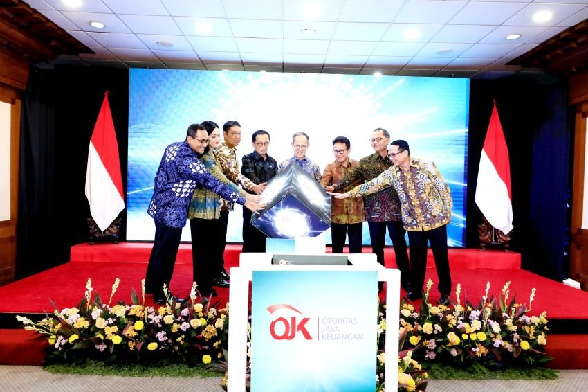 OJK Kukuhkan Komite Pengembangan Keuangan Syariah