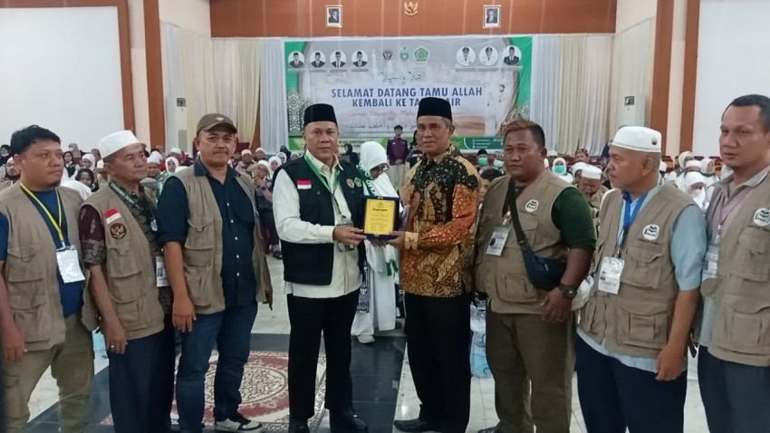 Dr H Impun Siregar Terima Anugerah Kakan Kemenag Terinformatif Dari Formaji Sumut.