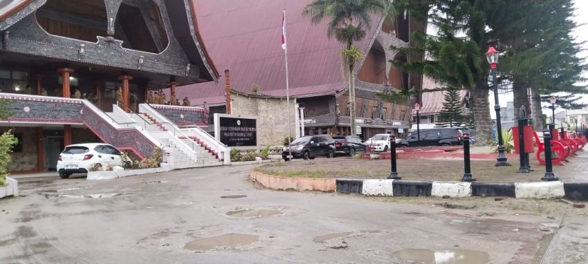 Kompleks Taman Kota Tarutung Dihiasi Kubangan Air