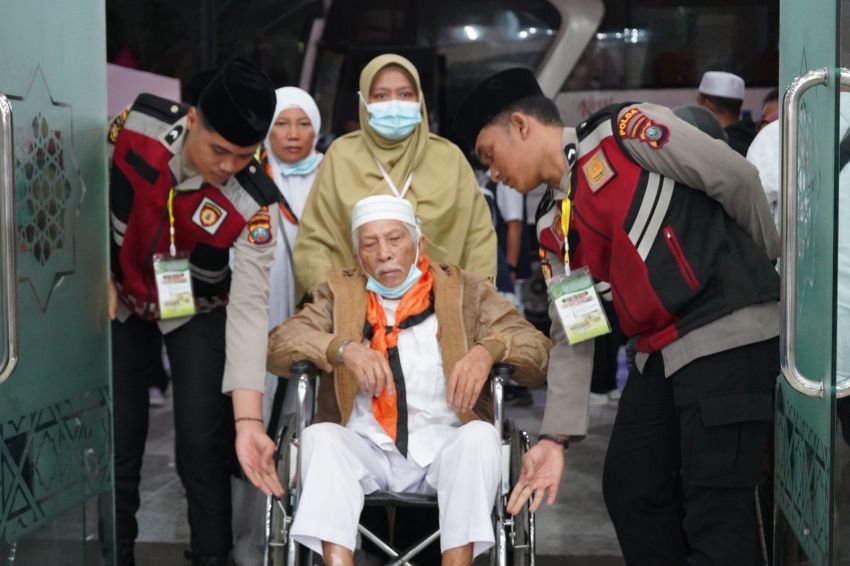 Jemaah Haji Kloter 21 Asal Tapteng dan Medan Tiba di Tanah Air